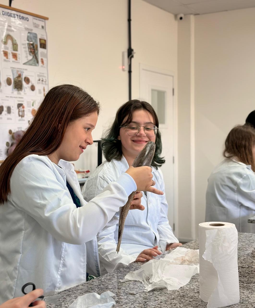 Estudantes do Ensino Médio participando de uma atividade prática de ciências