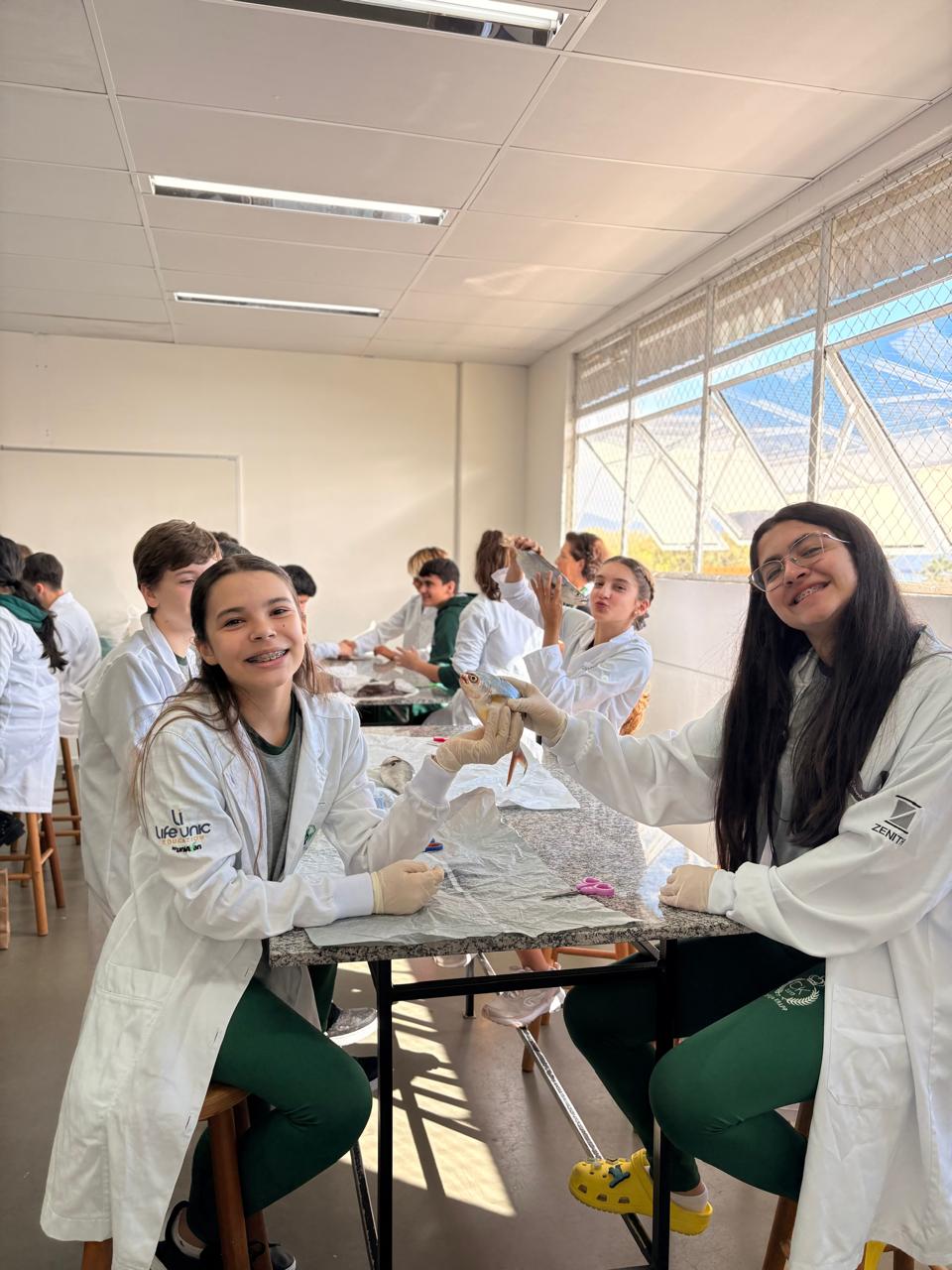 Estudantes do Colégio KRAPP em uma atividade prática no laboratório