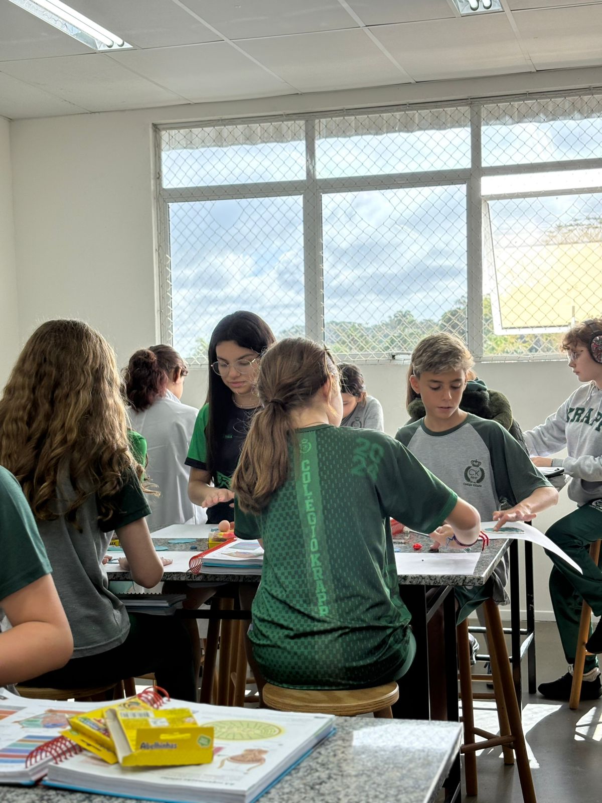 Alunos do Colégio KRAPP trabalhando em grupo